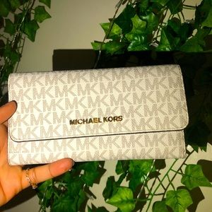 I’m selling this wallet I got for Christmas